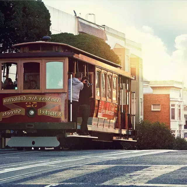 A cable car rounds a hill 在威尼斯人官网平台app with passengers looking out the window.